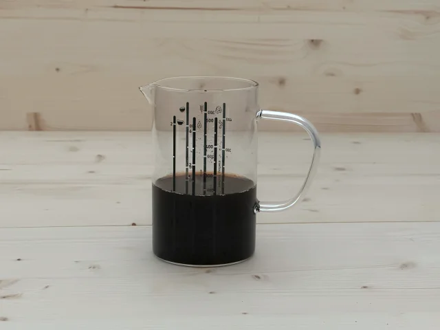 Glass measuring jug with cold brewed NooTea